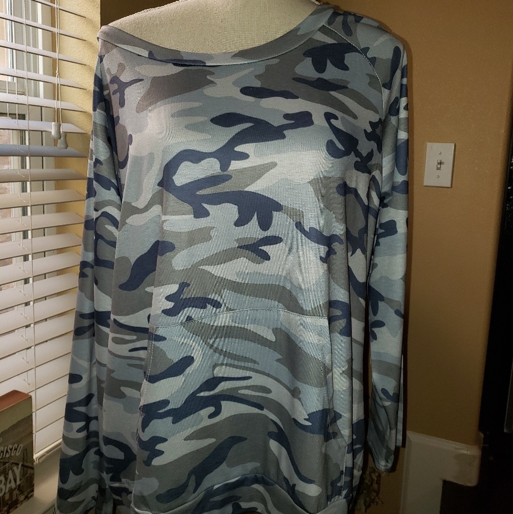 Jrs/Women's sz S camo off the shoulder top - Picture 2 of 4